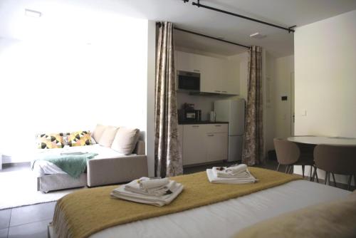 Postel nebo postele na pokoji v ubytování Lovely Studio close to City