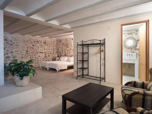 ein Wohnzimmer mit einem Bett und einem Tisch in der Unterkunft MIRA ALTEA Luxury Boutique Stay in Altea