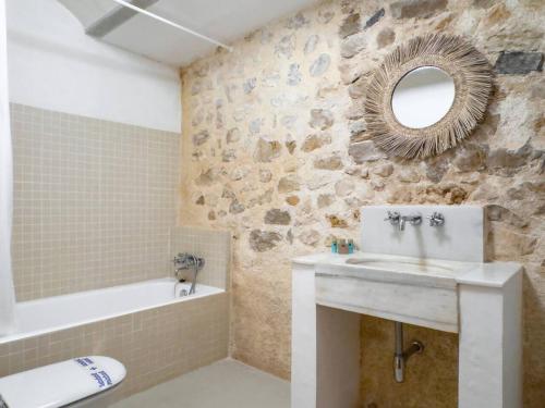 ein Badezimmer mit Waschbecken, Badewanne und Spiegel in der Unterkunft MIRA ALTEA Luxury Boutique Stay in Altea