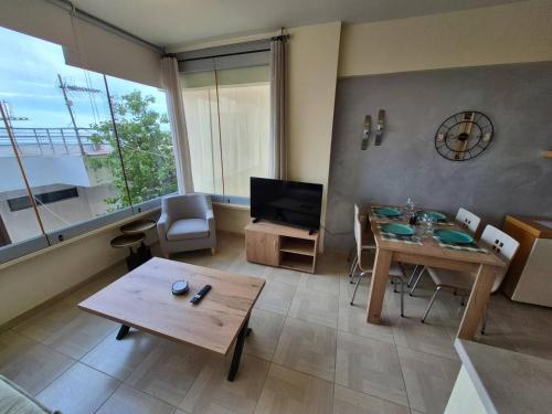 ルートラキにあるAtlas on the water - Loutrakiのテーブルとテレビのあるリビングルーム