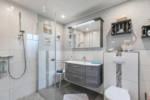 a bathroom with a shower and a toilet and a sink at Ferienhaus Smilla in Meldorf