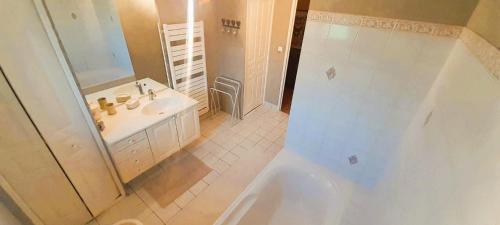 ein weißes Badezimmer mit Waschbecken und Dusche in der Unterkunft Baudres jolie maison 6-8 pers jardin pisicne wifi in Baudres