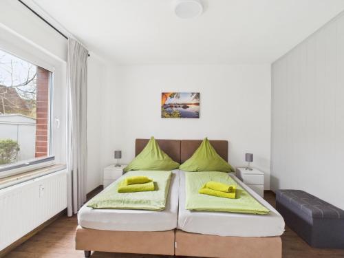 Un dormitorio con una cama con almohadas amarillas. en Campingplatz Wusterhausen, en Wusterhausen