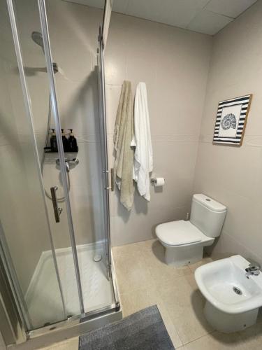 Un baño con ducha, inodoro y lavabo. en Getaway with views of the rice fields Relax and beach, en Els Muntells