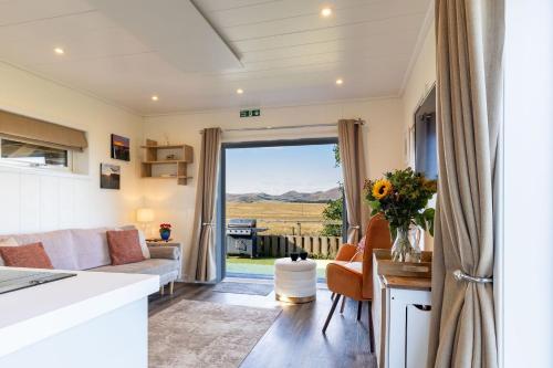 Posezení v ubytování East Kip - Dog Friendly