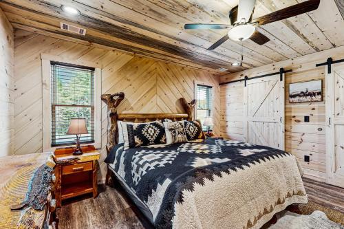 Ένα ή περισσότερα κρεβάτια σε δωμάτιο στο Spur n Arrow Cabin