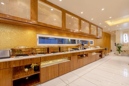 O bucătărie sau chicinetă la BK Studio And Rooms Near Huda City Centre