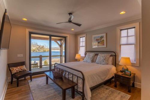 Postel nebo postele na pokoji v ubytování Lakeshore Retreat at Sweetgrass