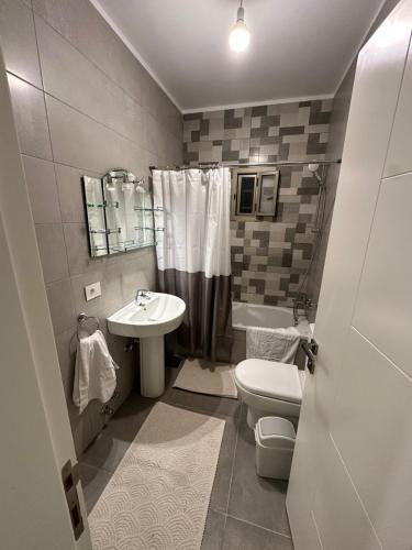ein kleines Badezimmer mit Waschbecken und Toilette in der Unterkunft Mtein view apartment 