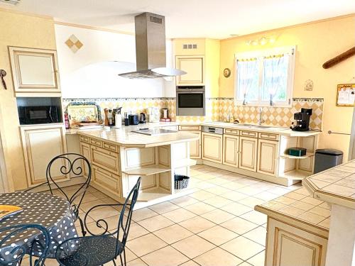 Kuchyň nebo kuchyňský kout v ubytování Villa indépendante avec piscine privée