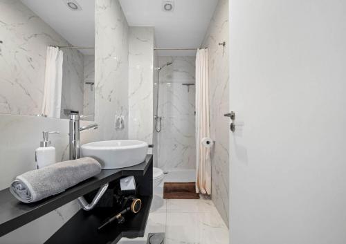 フンシャルにあるMadeira Mar - Seaviewの洗面台とシャワー付きの白いバスルーム