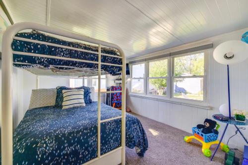 une chambre avec un lit superposé et une fenêtre dans l'établissement Deck with Views Lakeside Spring Lake Cottage, à Spring Lake