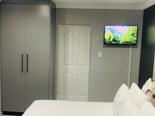 TV a/nebo společenská místnost v ubytování Ziyacebisa Group Apartments