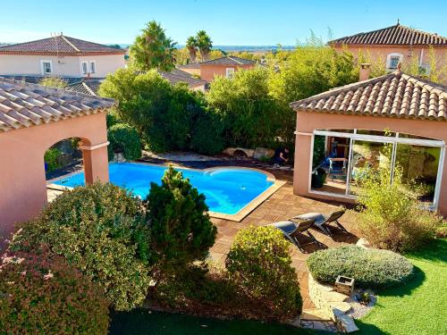 Bazén v ubytování Villa indépendante avec piscine privée nebo v jeho okolí