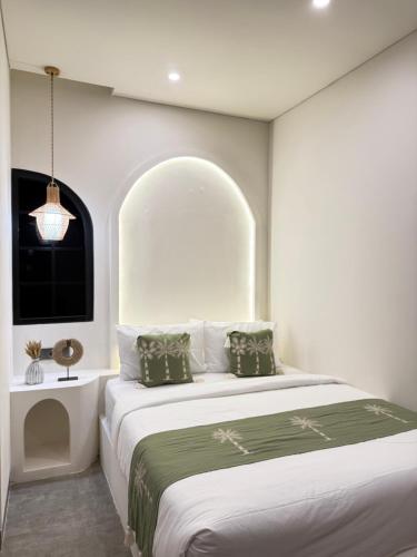 ein Schlafzimmer mit einem großen Bett und einem Fenster in der Unterkunft Amigo uluwatu in Uluwatu