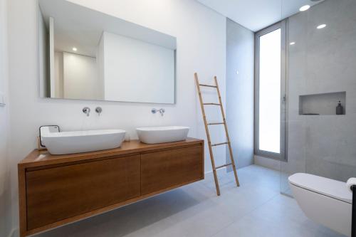 Et badeværelse på Rada Villa - Heating Pool Optional