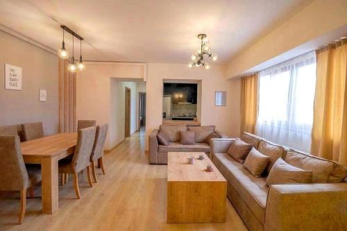 Modern 2 Bedroom and 2 Bathroom Apartment In the MIDDLE of City Center, Nex