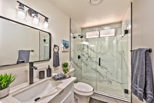 拉斯维加斯Vila Omera的带淋浴、水槽和马桶的浴室