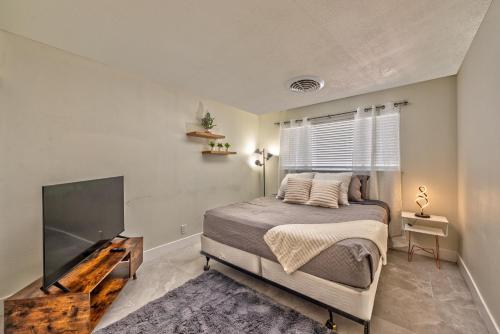 拉斯维加斯Vila Omera的一间卧室，里面有一张床和一台平板电视