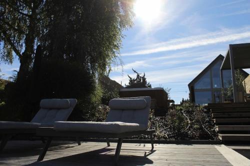 Dos tumbonas en un patio al sol en Luxus Vendégház a Szigetköz szívében, en Dunasziget