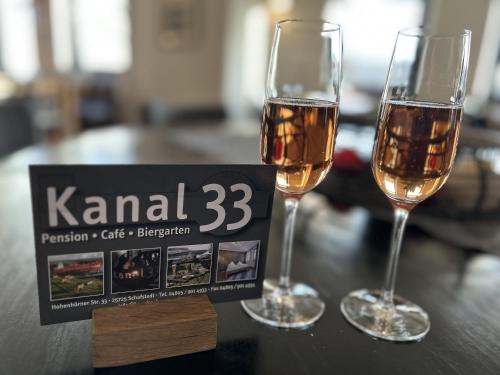 twee glazen wijn zittend op een tafel bij Kanal 33 in Schafstedt