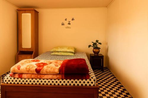 En eller flere senge i et værelse på Ekaanta Aabhaas homestay