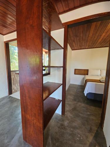 een slaapkamer met een stapelbed in een kamer bij Pousada Zen Caraiva in Caraíva