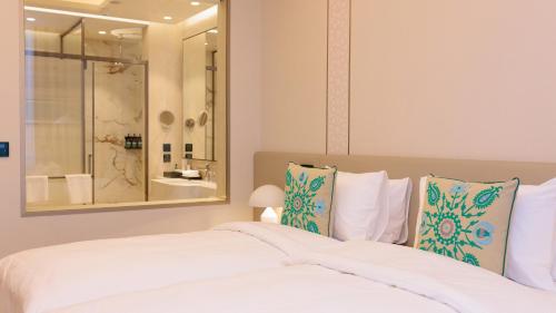 Phòng tắm tại Crowne Plaza Dushanbe by IHG