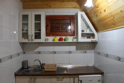 uma cozinha com pia e bancada em ZlatniBor House em Vodice