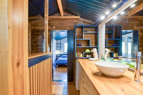 Ένα ή περισσότερα κρεβάτια σε δωμάτιο στο Le Sabel - Cabanon