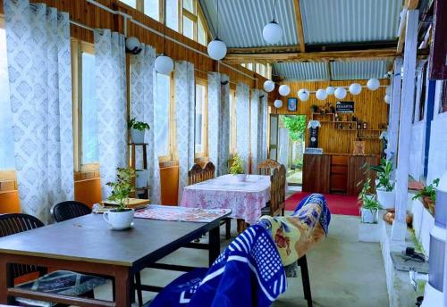 Posezení v ubytování Ekaanta Aabhaas homestay