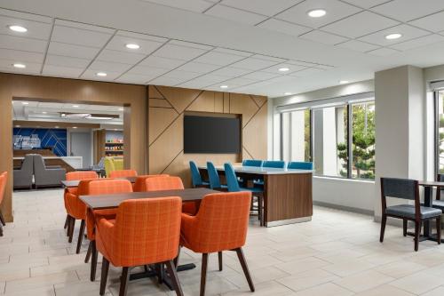 a conference room with chairs and a table and a screen at Holiday Inn Express - Atlanta-Kennesaw by IHG in Kennesaw