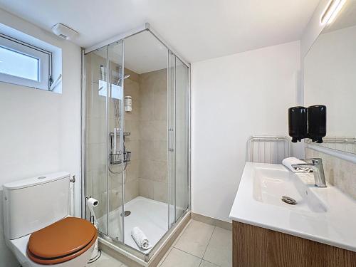 a bathroom with a shower and a toilet and a sink at Maison 7 personnes Quartier Oradou Pardieu in Clermont-Ferrand