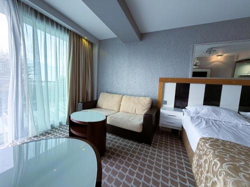 Ein Bett oder Betten in einem Zimmer der Unterkunft ABSea Marine Hotel Apartament z widokiem na morze