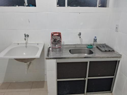 eine Küche mit einem Waschbecken und einem Waschbecken in der Unterkunft Apto 2 quartos Grã Duquesa in Governador Valadares