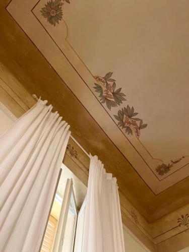 萨萨里Campus room的房间的天花板上画着花朵