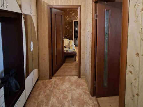 ein Flur mit Holztüren in einem Zimmer in der Unterkunft Comfort apartment in Krywyj Rih