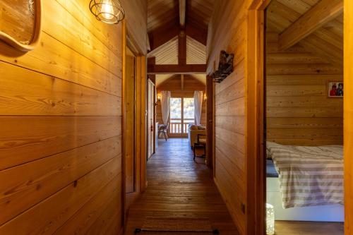 PelvouxにあるChalet Le Chastelのログキャビンのベッドルームにつながる廊下