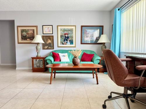 Posezení v ubytování Villa IMPRESSA -Close to Beaches, Billiard,Ping-Pong Table, Lanai, Fire Pit, BBQ, Patio, Back Yard