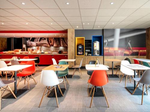 a restaurant with tables and chairs and a counter at ibis Cahors in Cahors