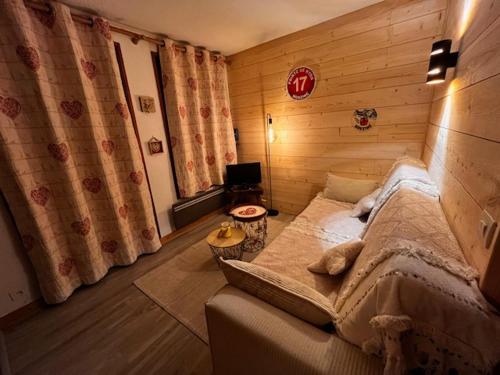 Giường trong phòng chung tại Charmant studio Morzine Centre