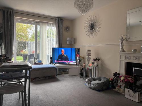 Μια τηλεόραση ή/και κέντρο ψυχαγωγίας στο Gorgeous Sandpiper Mews