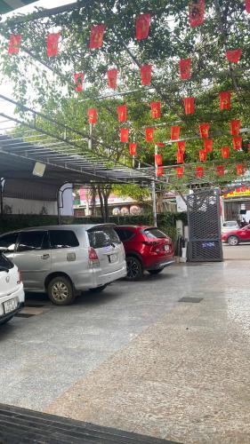 a group of cars parked in a parking lot at Nhà Nghỉ PHÚC THỊNH 