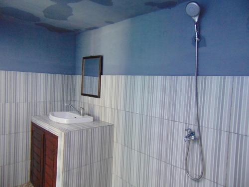 y baño con ducha y lavamanos. en Brother Bungalow, en Gili Trawangan