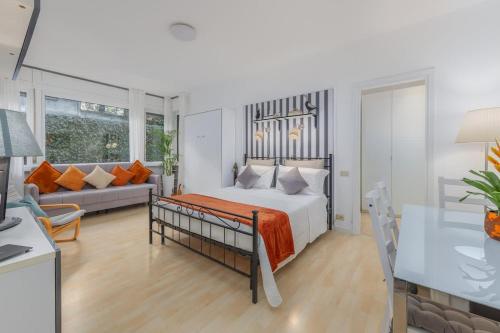 ein Schlafzimmer mit Bett und ein Wohnzimmer in der Unterkunft Lakeside Hideaway - Lakefront & Central in Lecco