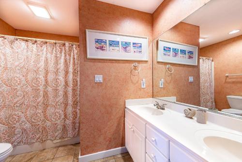 Un baño con lavabo e inodoro en K0510 Sunday Drive - Oceanfront, Pool, Hot Tub, Fall Availability!, en Whalebone