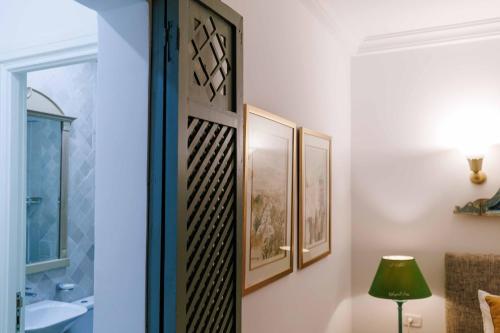 ケルアンにあるDar Dhiafa Paul Klee Kairouanのドアとランプが付いたバスルームのある部屋