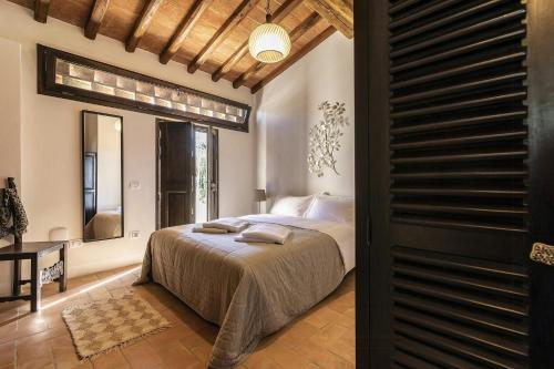 Ένα ή περισσότερα κρεβάτια σε δωμάτιο στο Renewed Apartment With Siena Hills View