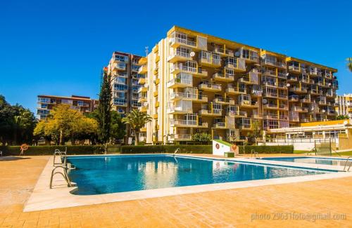una piscina frente a un gran edificio de apartamentos en Apartment Costa del Sol, en Benalmádena