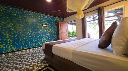 Un dormitorio con una cama en una habitación con ventana. en Sigiri Close-up View Guest, en Sigiriya